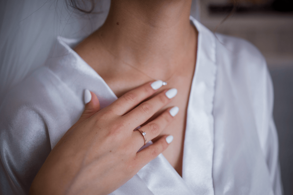 Szlafrok w stylu glamour – jak go nosić, by czuć się wyjątkowo