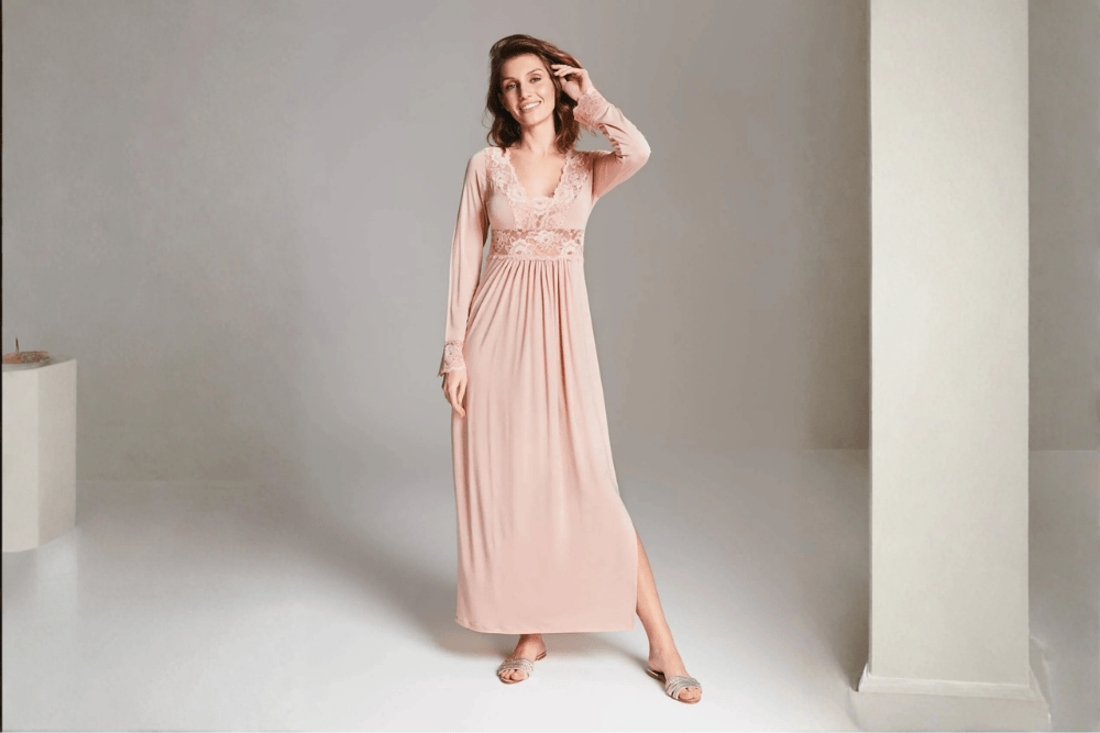 Koszule nocne z koronką czy bez koronki – jak wybrać styl odpowiedni dla siebie?