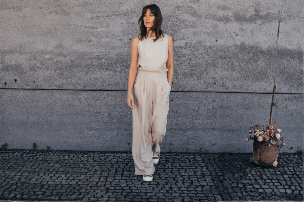 Szerokie spodnie, które nie skracają sylwetki – jak dobrać długość?