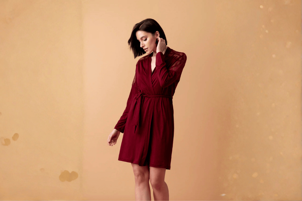 Ciepło i zmysłowo – jak nosić peniuary w chłodniejsze dni?