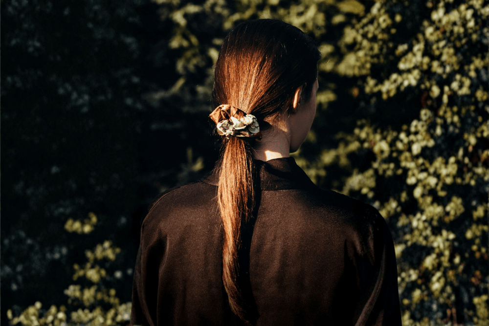 Scrunchie a kondycja włosów – jak wybrać gumkę do cienkich włosów, loków i włosów łamliwych