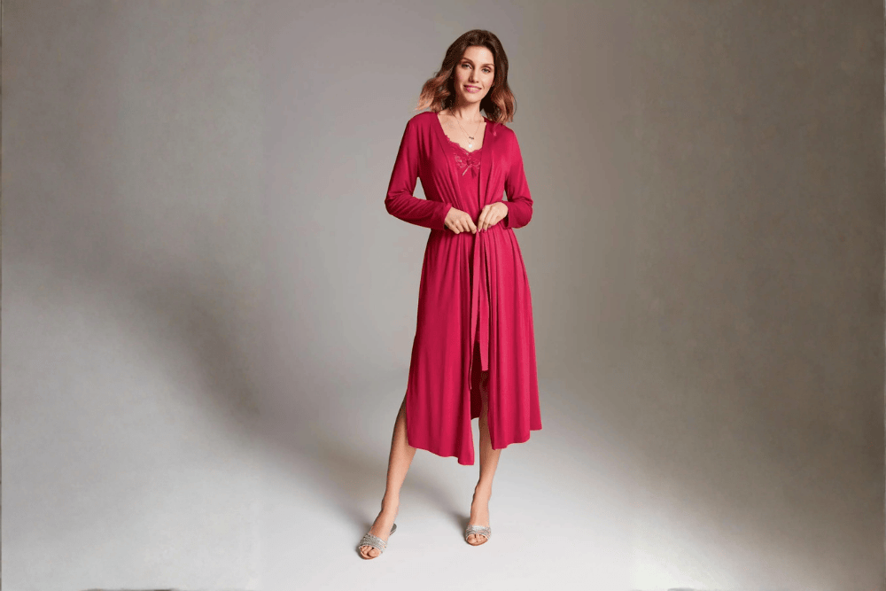 Peniuar na wyjazd – dlaczego warto zabrać go zamiast klasycznego szlafroka?