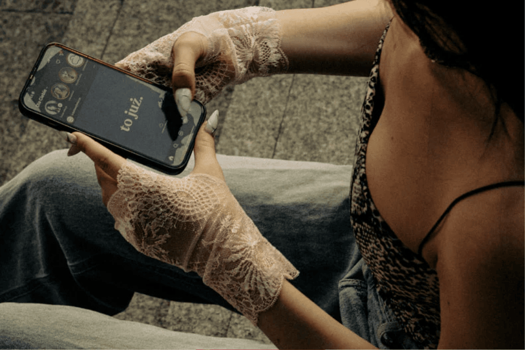 Mitenki koronkowe na jesień i zimę – styl, który ogrzewa