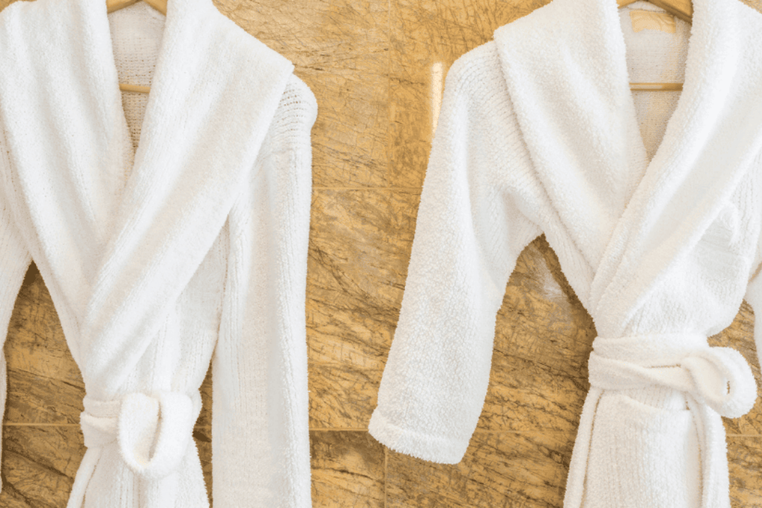 Jaki szlafrok wybrać do sauny i domowego spa? Poradnik materiałów