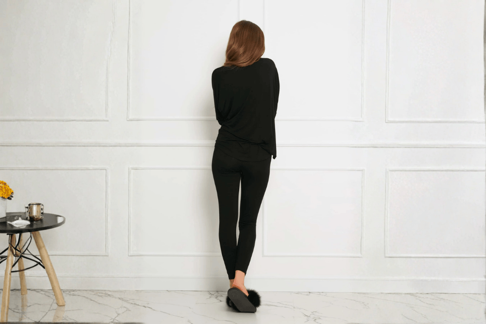 Legginsy czy spodnie dresowe – co sprawdza się lepiej w domowej garderobie?