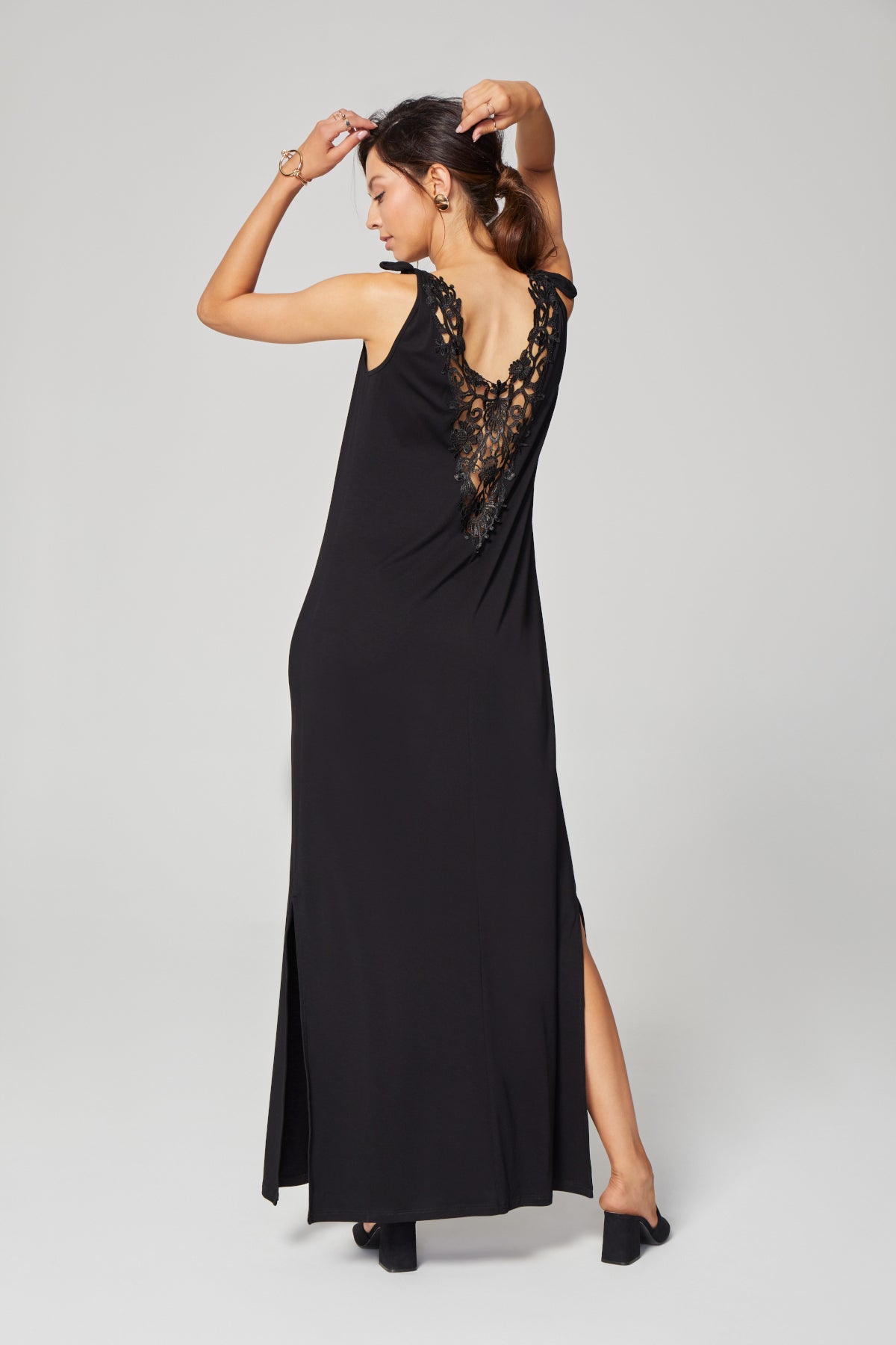 Długa sukienka z haftem na plecach - czarna