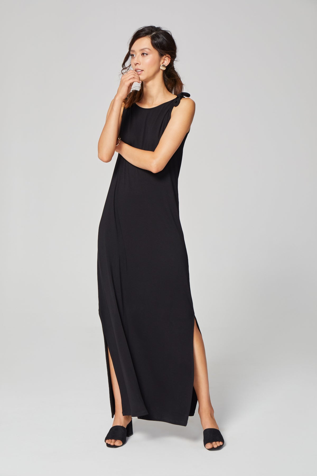 Długa sukienka z haftem na plecach - czarna_2