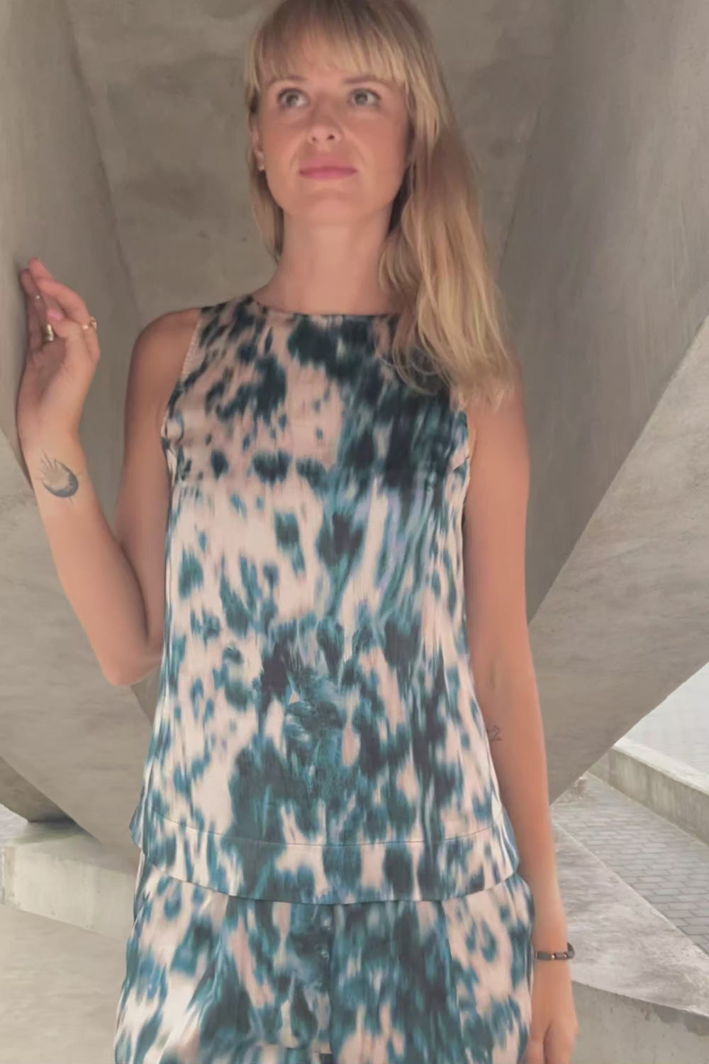 Load video: Echo top with wide straps – nautical print