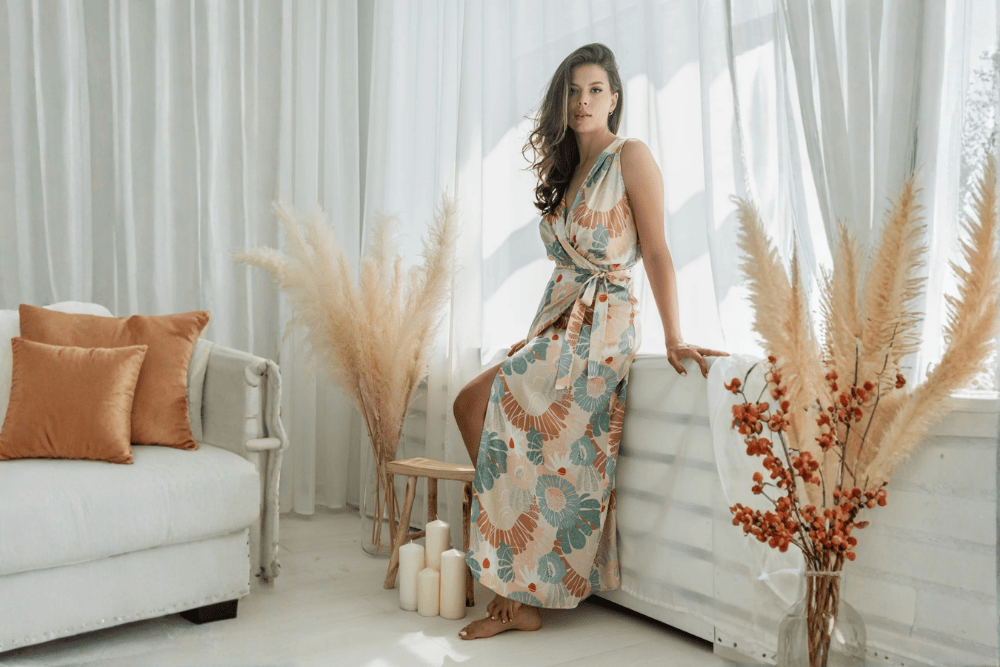 Sukienka kopertowa – przyjaciółka każdej sylwetki. Jak ją nosić?