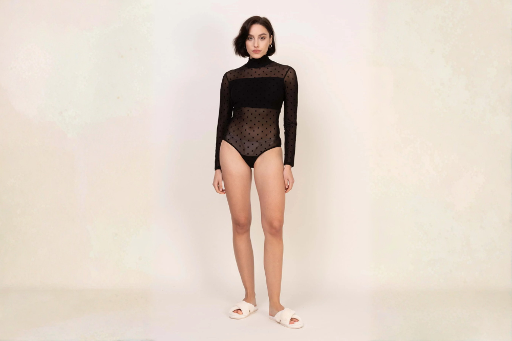 Czarne body pod marynarkę - jak stworzyć elegancką stylizację?