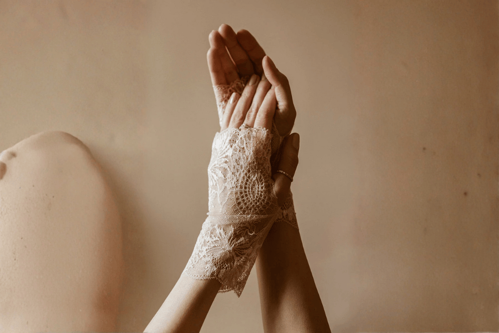 Koronkowe rękawiczki jesienią i zimą – jak nosić je w chłodniejsze dni?