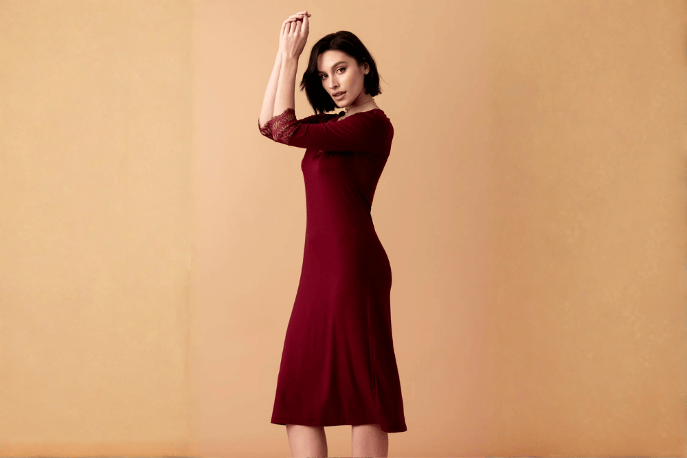 Elegancka długa koszula nocna – idealna do domu i na wyjazd