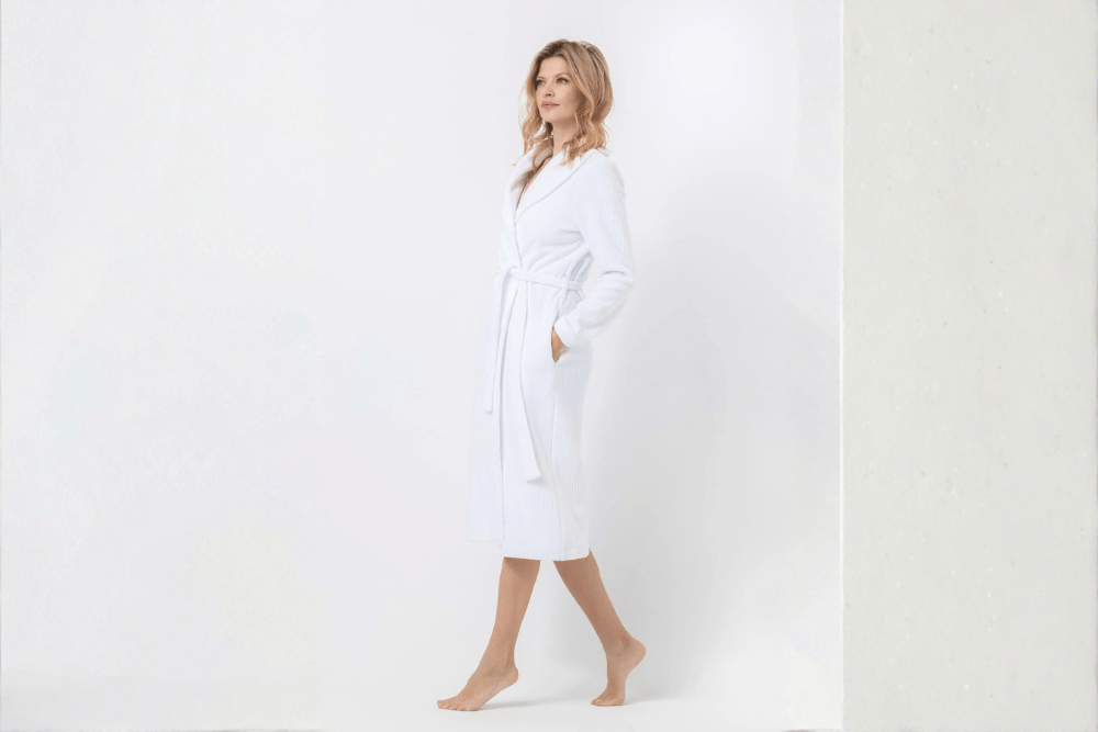 Domowe spa: szlafrok, ręcznik i akcesoria, które zamienią łazienkę w luksusowy salon