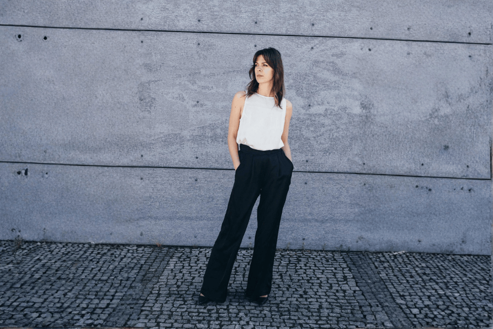 Satynowe spodnie w stylu premium i jak je nosić, by nie wyglądały jak piżama