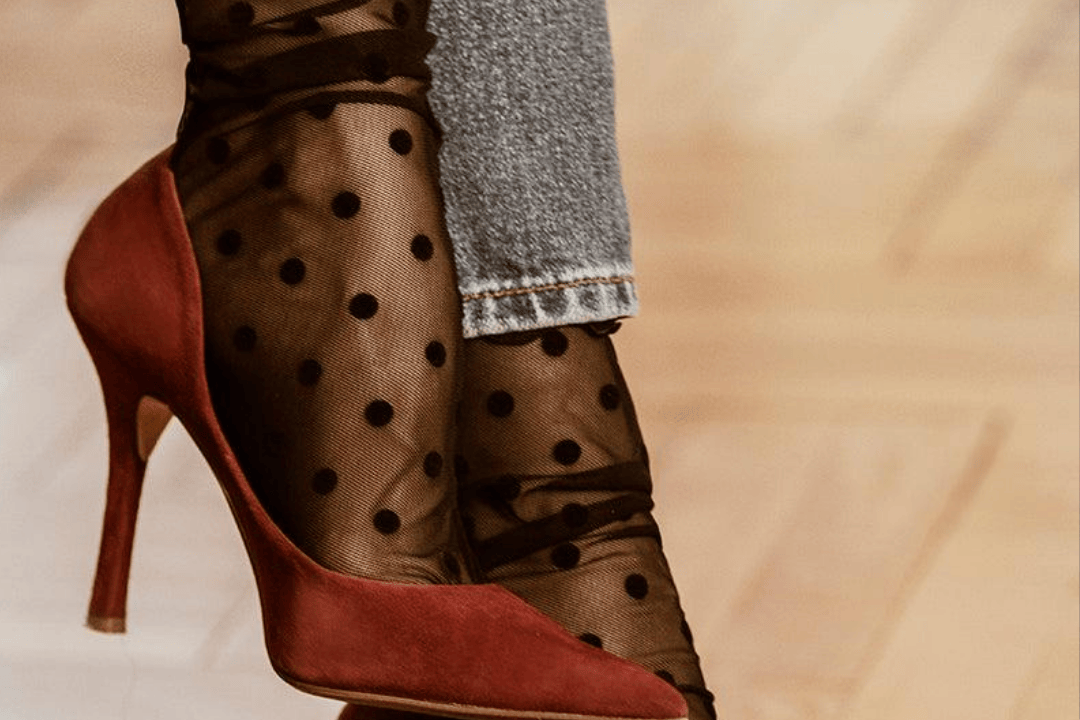 Jak modnie nosić skarpetki do obcasów?