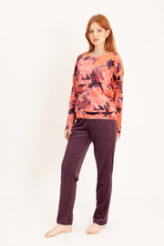 Welurowa piżama damska z kieszenią kangurką, fioletowy druk