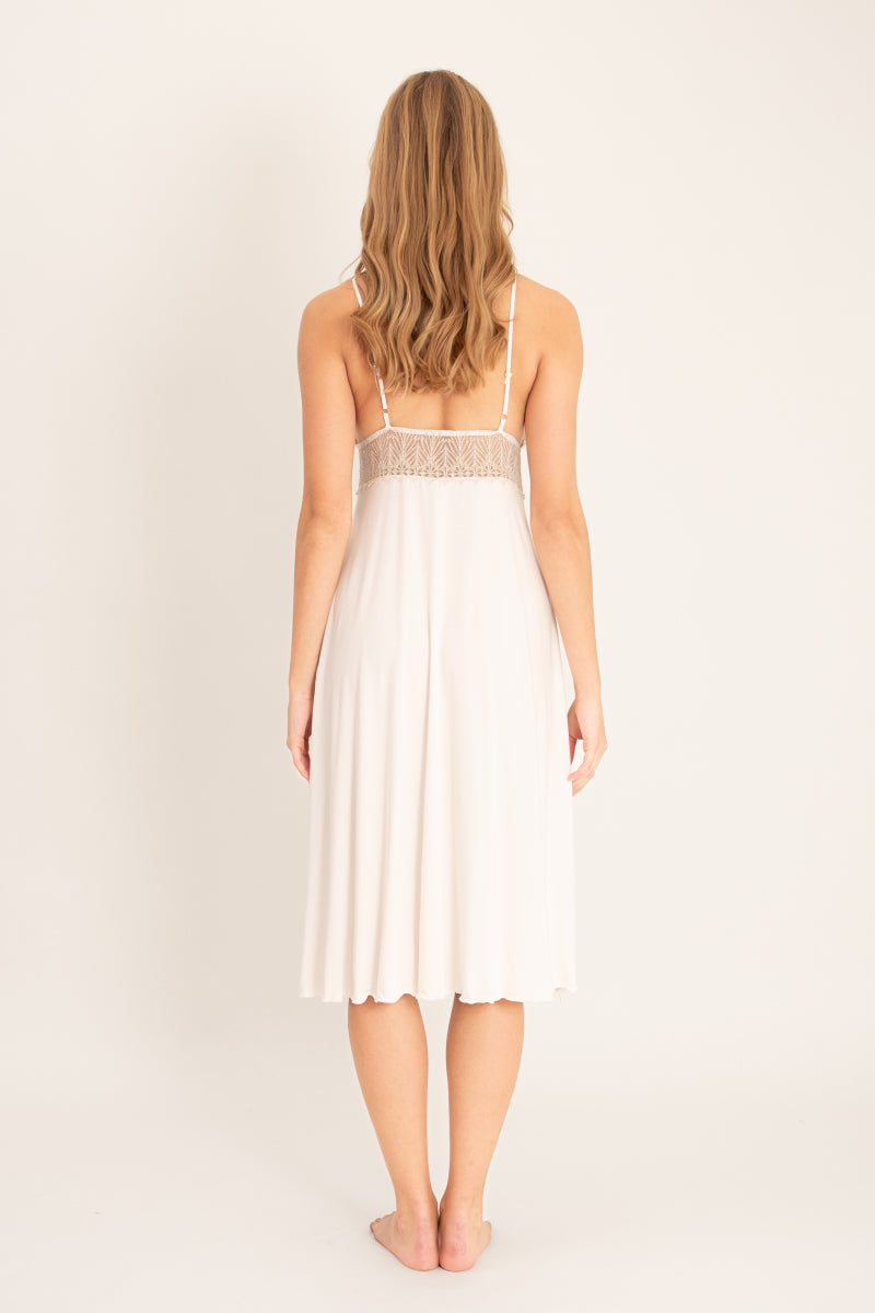 Kremowa koszulka nocna midi z ozdobną koronką_4