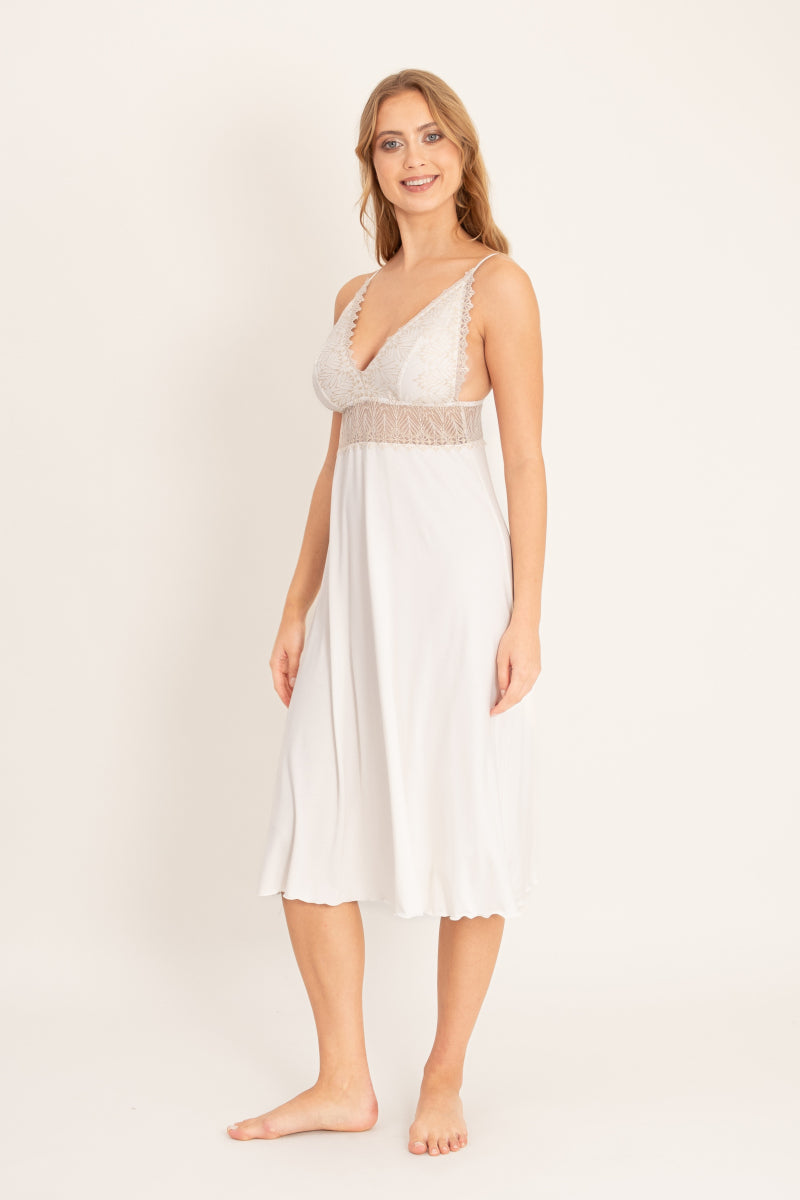 Kremowa koszulka nocna midi z ozdobną koronką_3