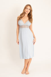 Błękitna koszulka nocna midi z ozdobną koronką