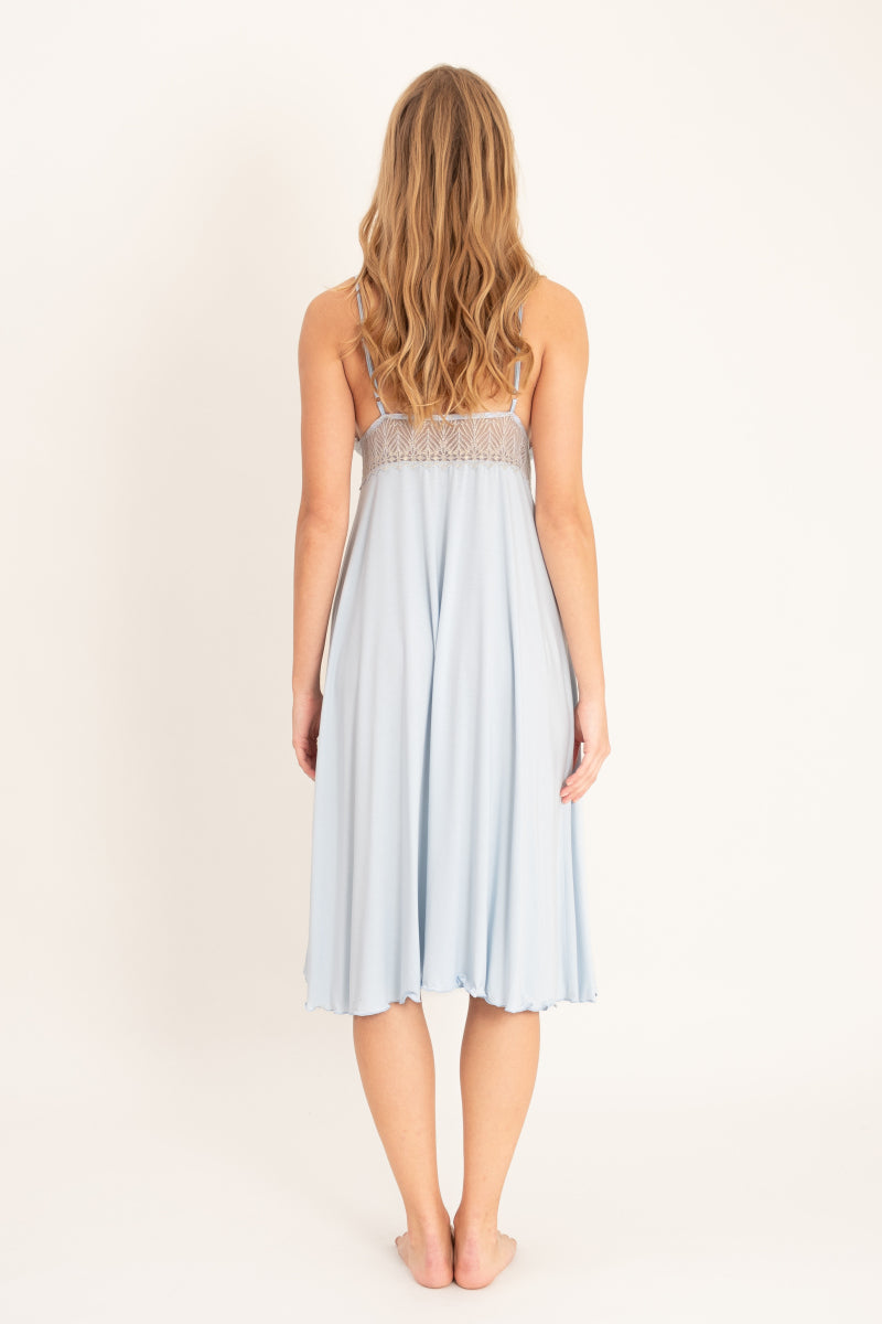 Błękitna koszulka nocna midi z ozdobną koronką_3