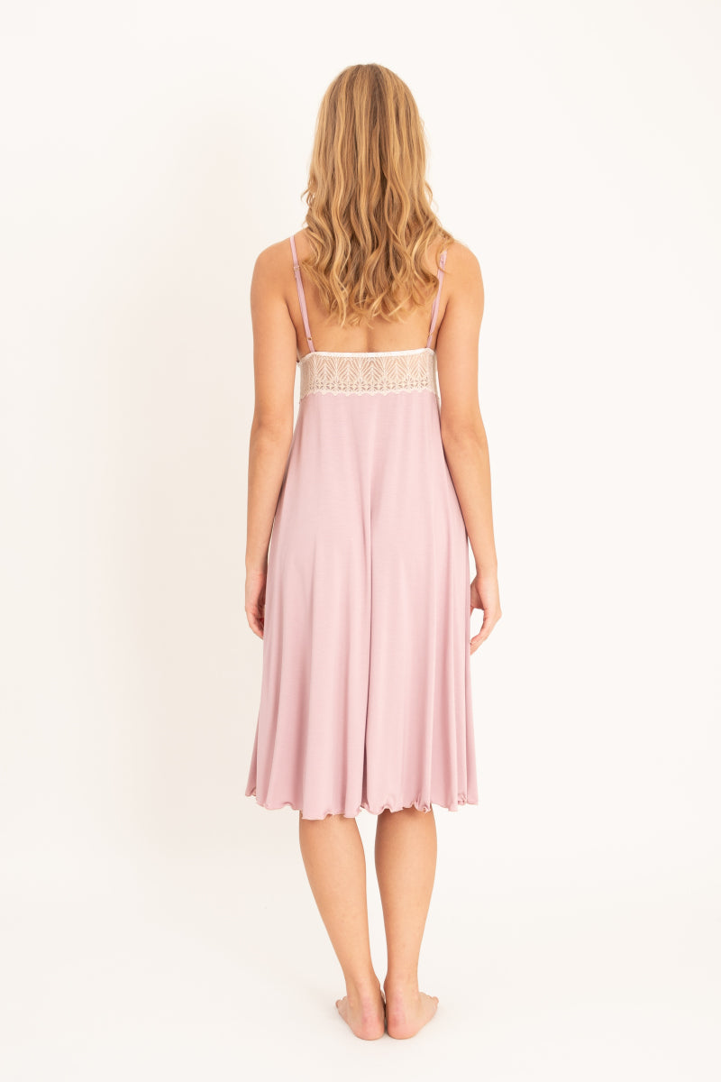 Liliowa koszulka nocna midi z ozdobną koronką_2