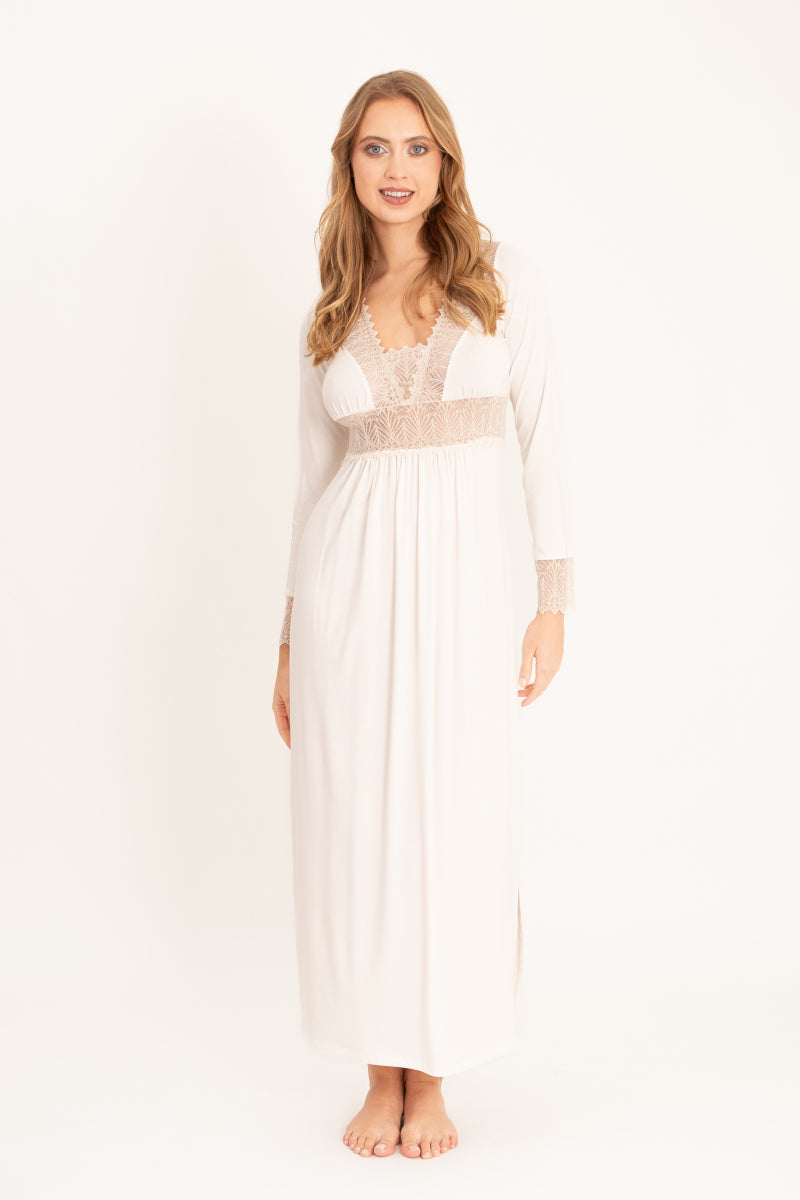 Elegancka koszula nocna z koronkowymi detalami, kremowa