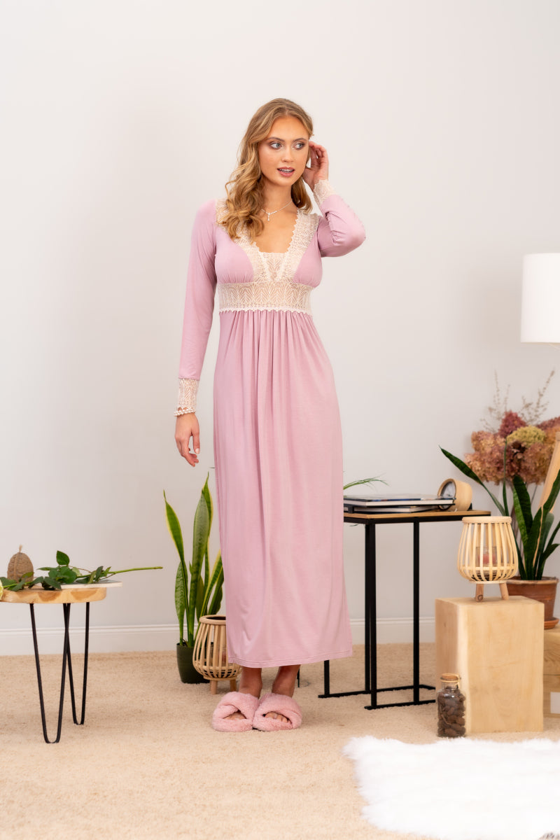 Elegancka koszula nocna z koronkowymi detalami, lila róż