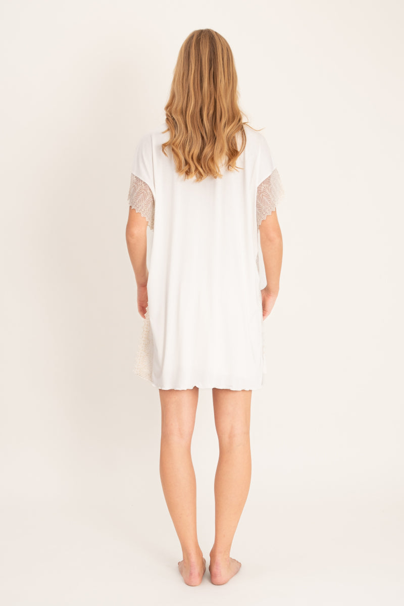 Krótki peniuar z koronkowymi detalami i paskiem, kremowy_4