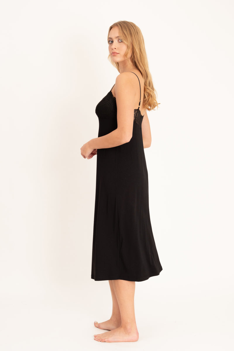 Czarna koszulka midi z koronką i regulowanymi ramiączkami_4