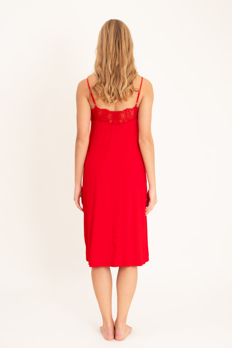 Czerwona koszulka midi z koronką i regulowanymi ramiączkami_3