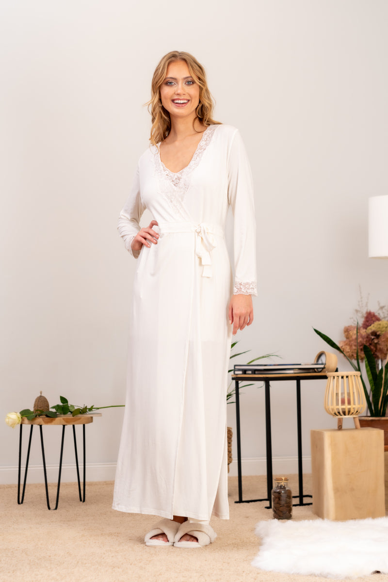 Długi szlafrok kopertowy z koronkowym wykończeniem, kremowy