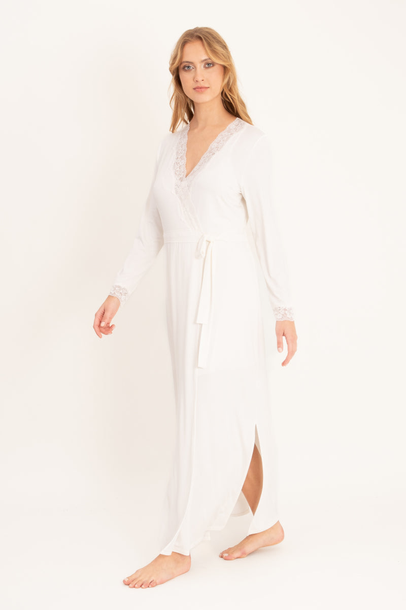 Długi szlafrok kopertowy z koronkowym wykończeniem, kremowy_2