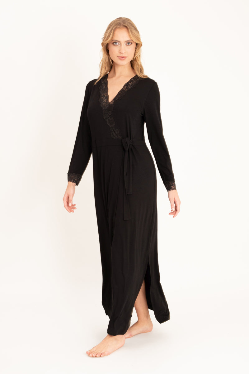 Długi szlafrok kopertowy z koronkowym wykończeniem, czarny