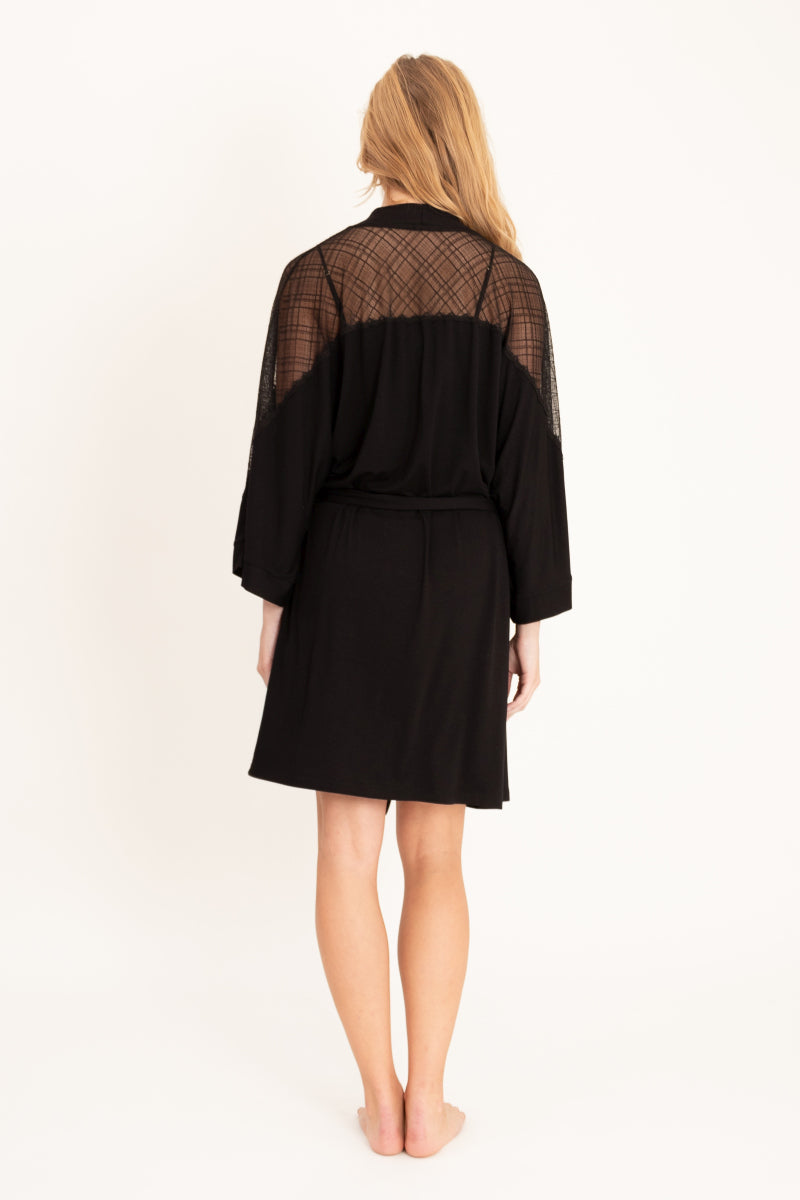 Czarny peniuar midi z koronkowymi wstawkami i paskiem_3