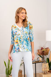 Długa piżama z roślinnym wzorem i błękitnymi spodniami