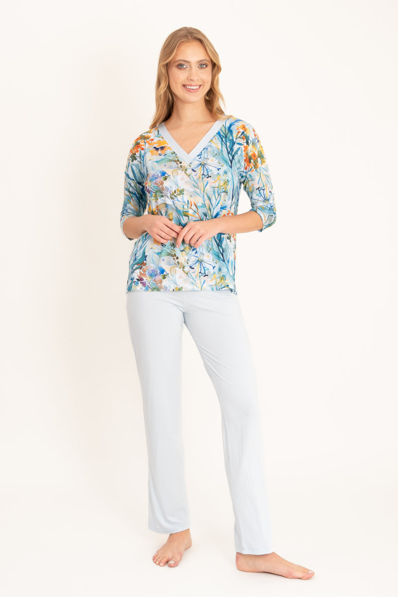 Długa piżama z roślinnym wzorem i błękitnymi spodniami_3
