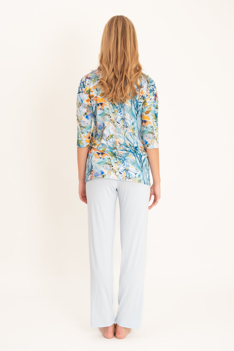 Długa piżama z roślinnym wzorem i błękitnymi spodniami_4