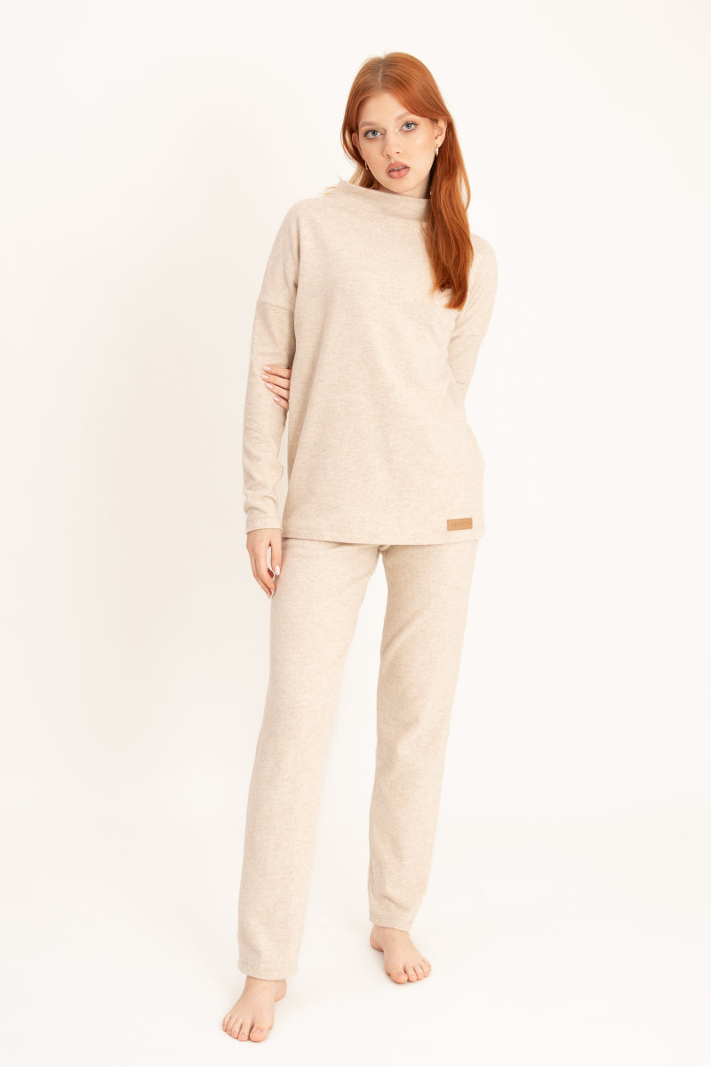 Ciepła piżama z dekoltem łódką i prostymi spodniami_3