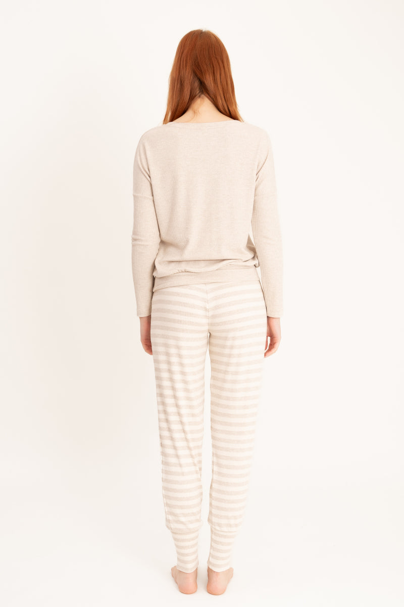 Długa piżama-dres z prążkowanej dzianiny_3