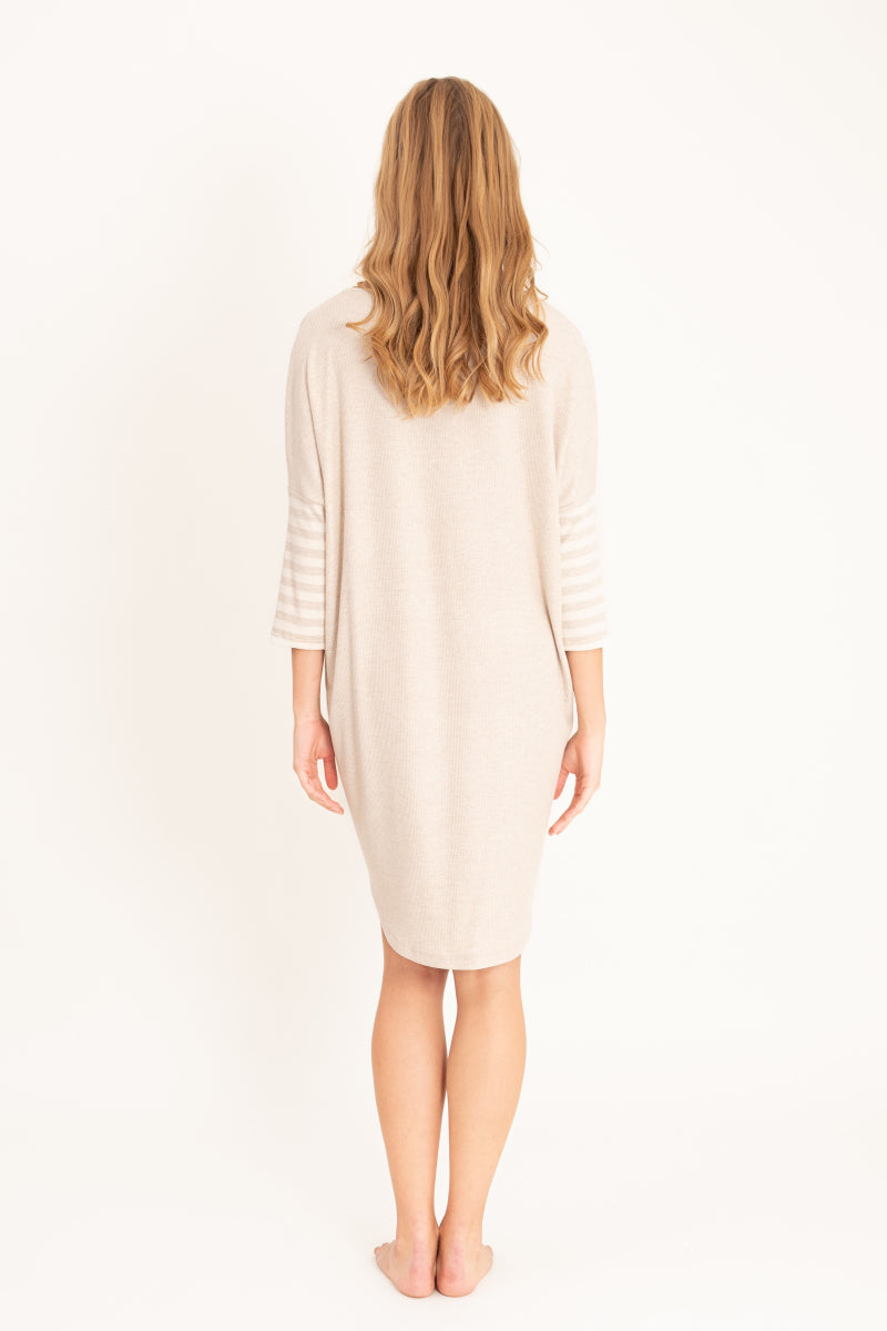 Asymetryczna koszula nocna-sukienka z prążkowanej dzianiny_2