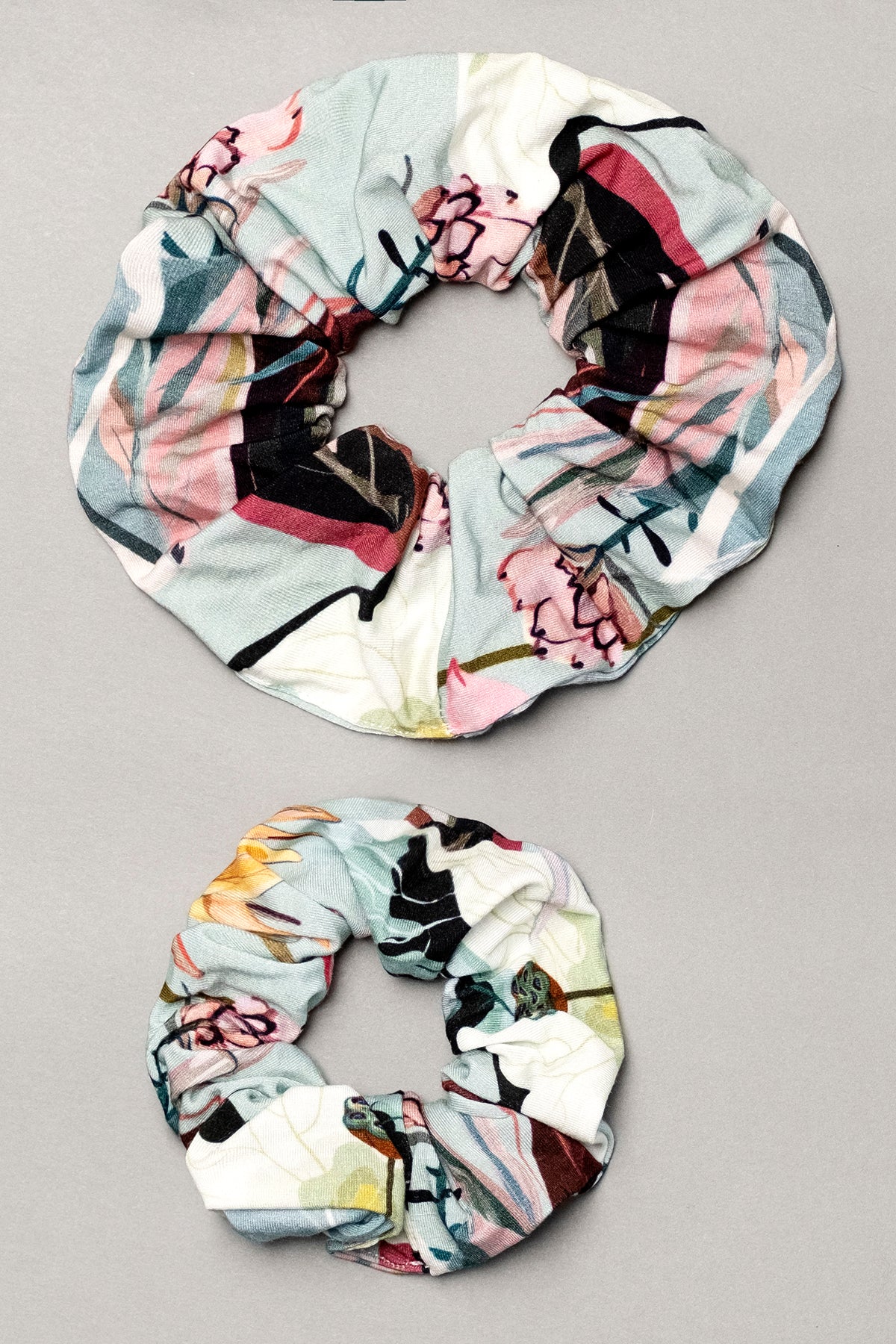 Zestaw 2 gumek do włosów scrunchie – kwiatowy print