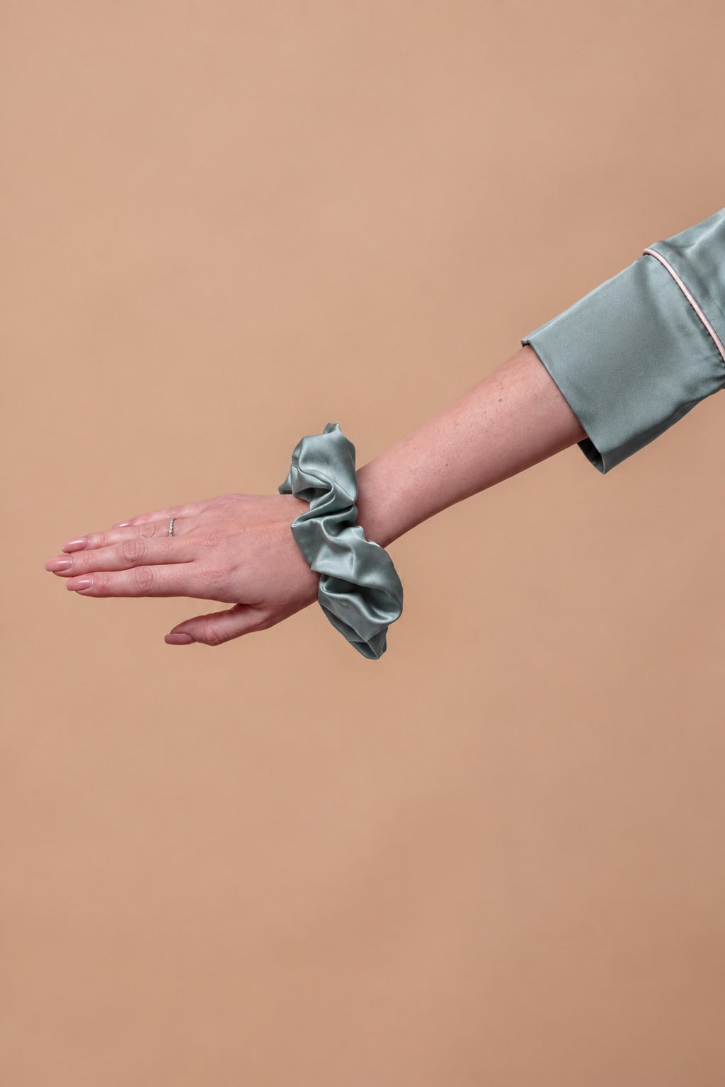 Ambra satynowa gumka scrunchie - mięta_4