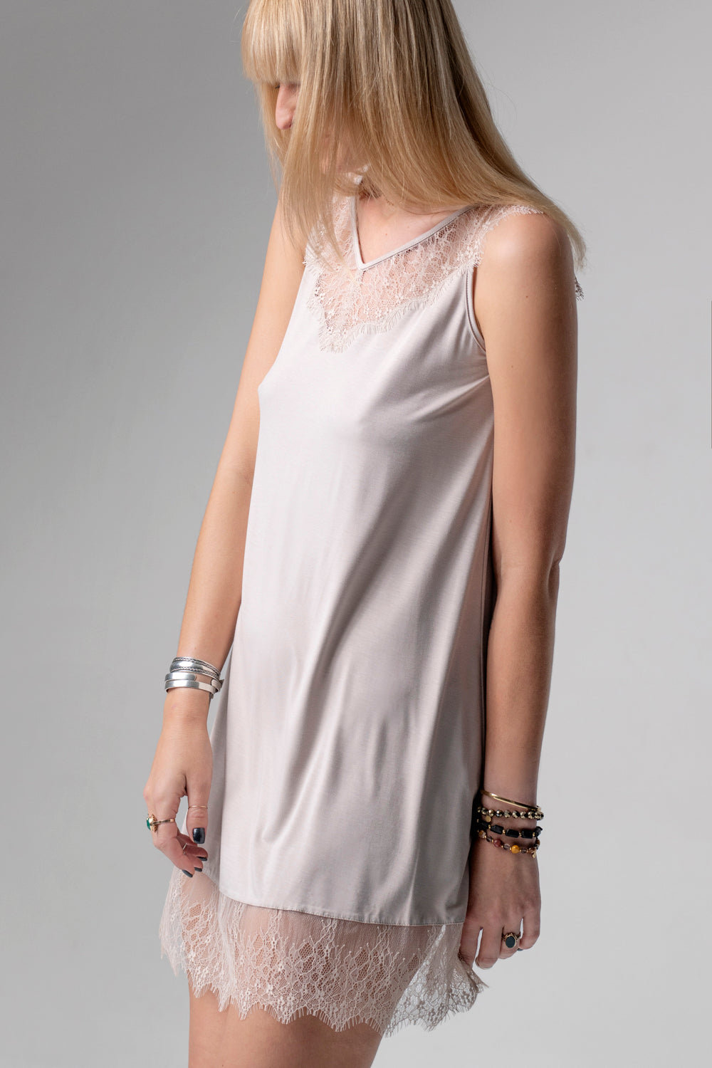 Aurora krótka koszulka nocna z koronką – mleko migdałowe