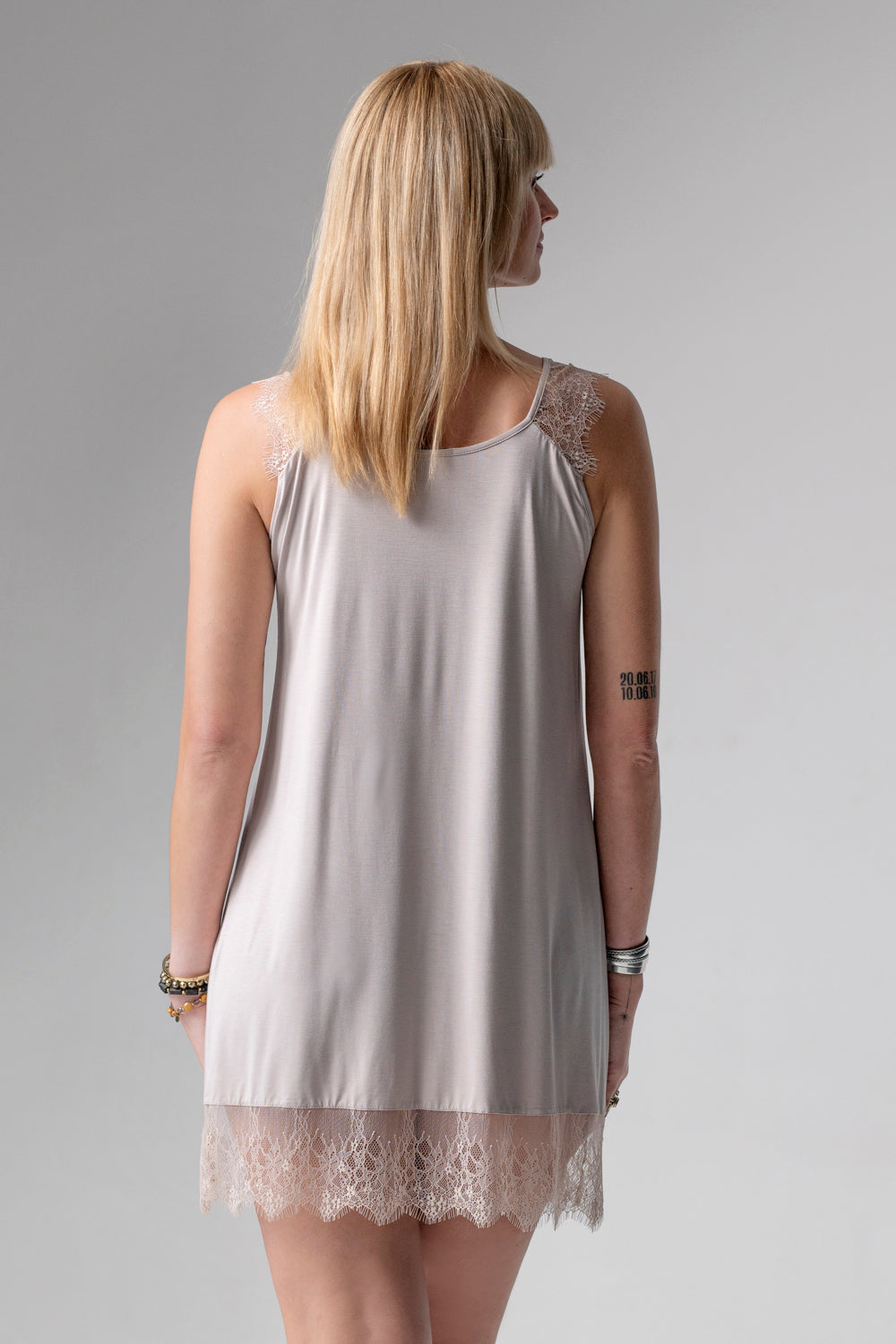 Aurora krótka koszulka nocna z koronką – mleko migdałowe_2