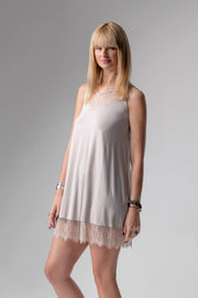 Aurora krótka koszulka nocna z koronką – mleko migdałowe_3