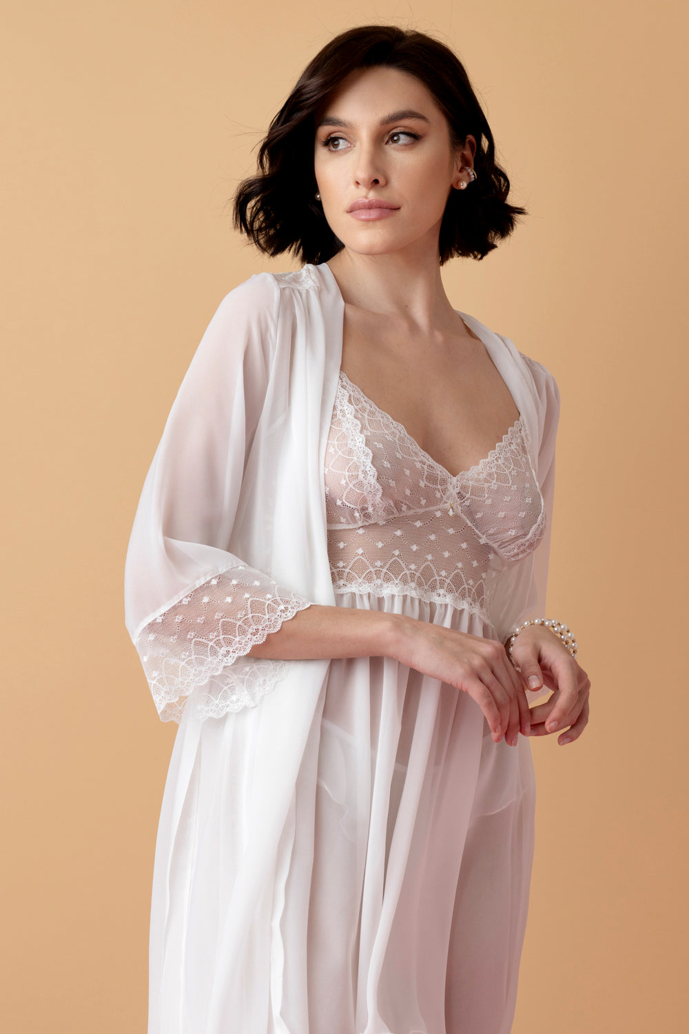 Ballade krótki peniuar z szyfonu i koronki – krem_3