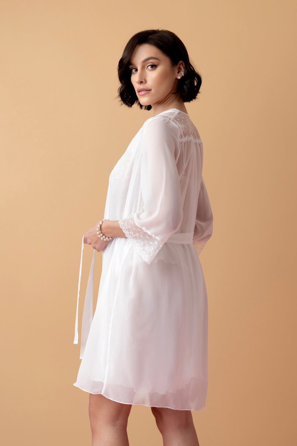 Ballade krótki peniuar z szyfonu i koronki – krem_5