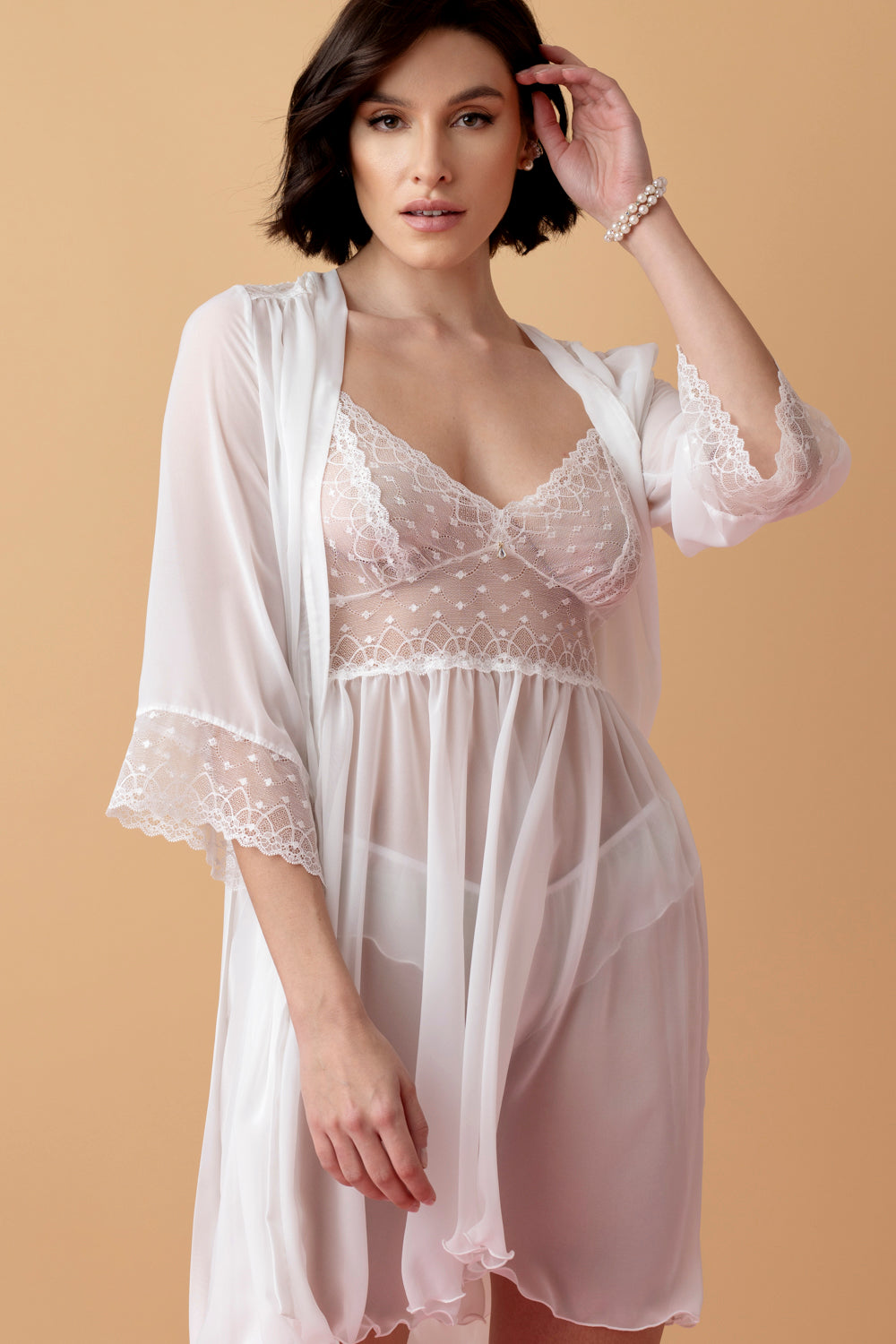 Ballade krótki peniuar z szyfonu i koronki – krem_4