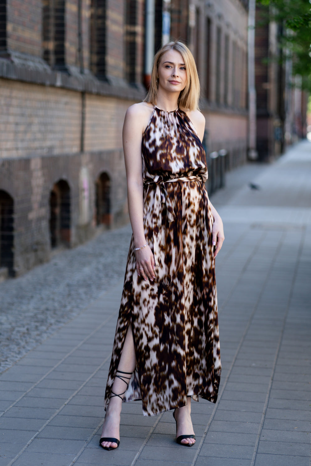 Echo satynowa sukienka maxi – wiskoza czekoladowy druk