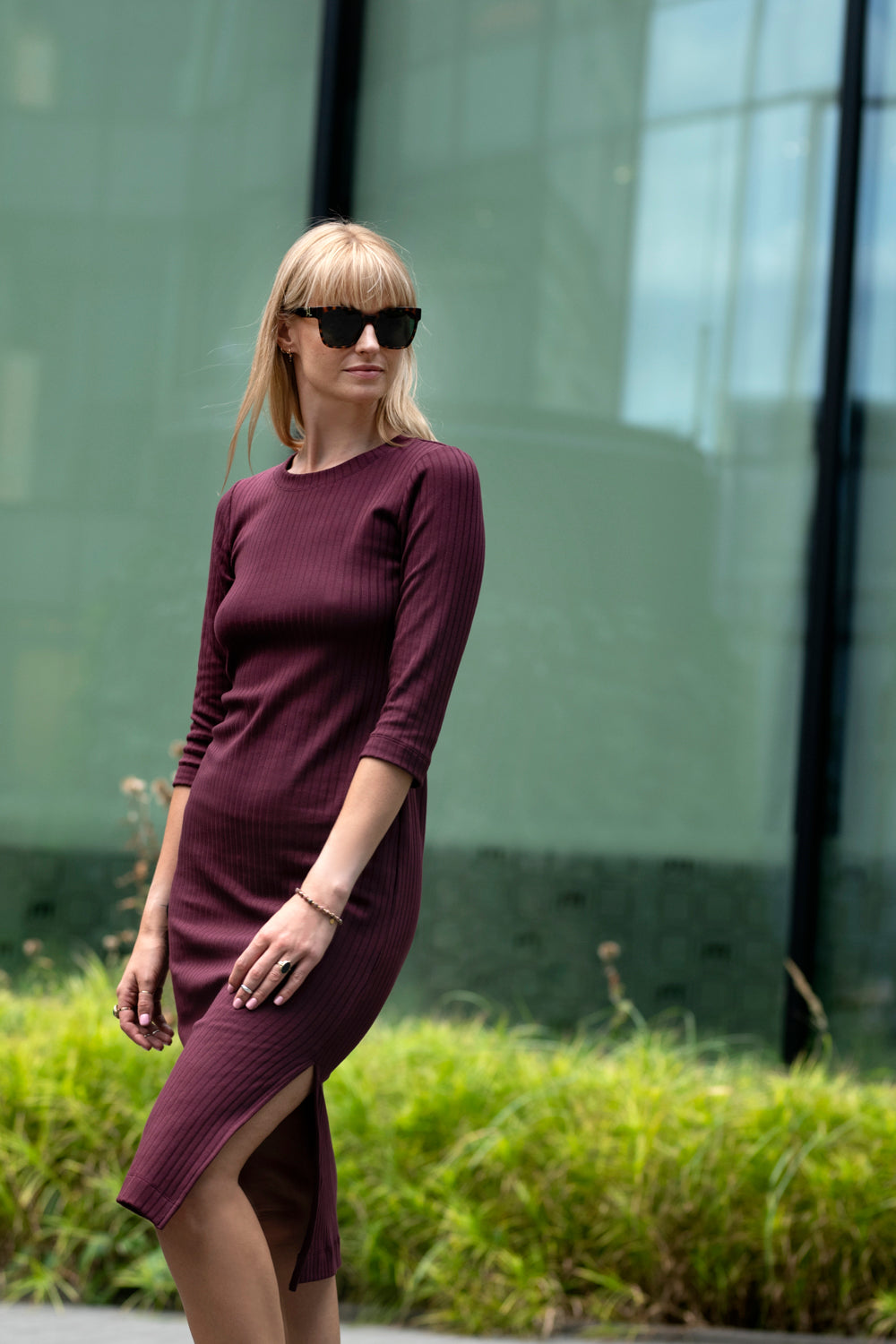 Echo sukienka prążkowana midi z bawełny – bordo
